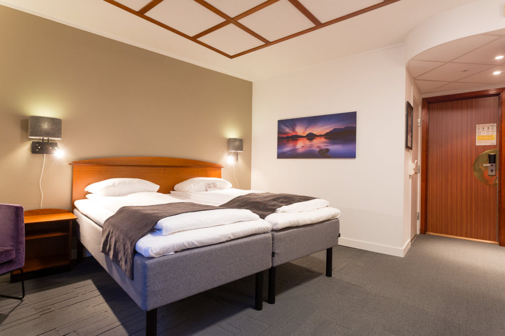 Photo by: Stian Klaussen, Vizuelli Superior Room, bed and door